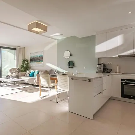 아파트 Duplex Penthouse With Sea Views, Steps To Golf