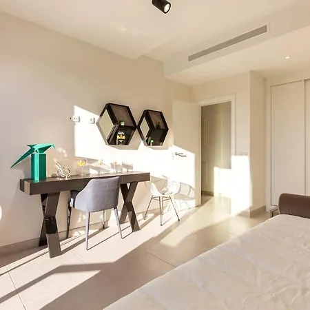 아파트 Duplex Penthouse With Sea Views, Steps To Golf 에스테포나