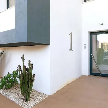 Duplex Penthouse With Sea Views, Steps To Golf 아파트 에스테포나